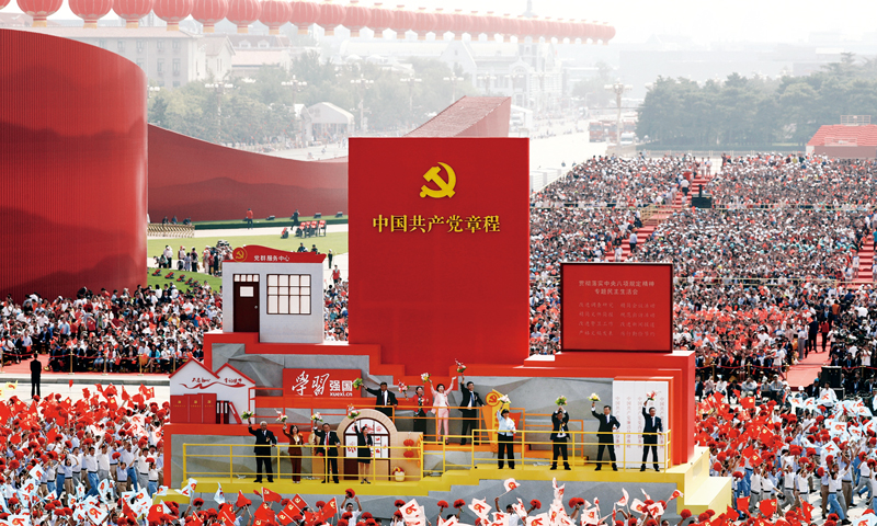 　　△2019年10月1日上午，庆祝中华人民共和国成立70周年大会在北京天安门广场隆重举行。这是群众游行中的“从严治党”方阵。