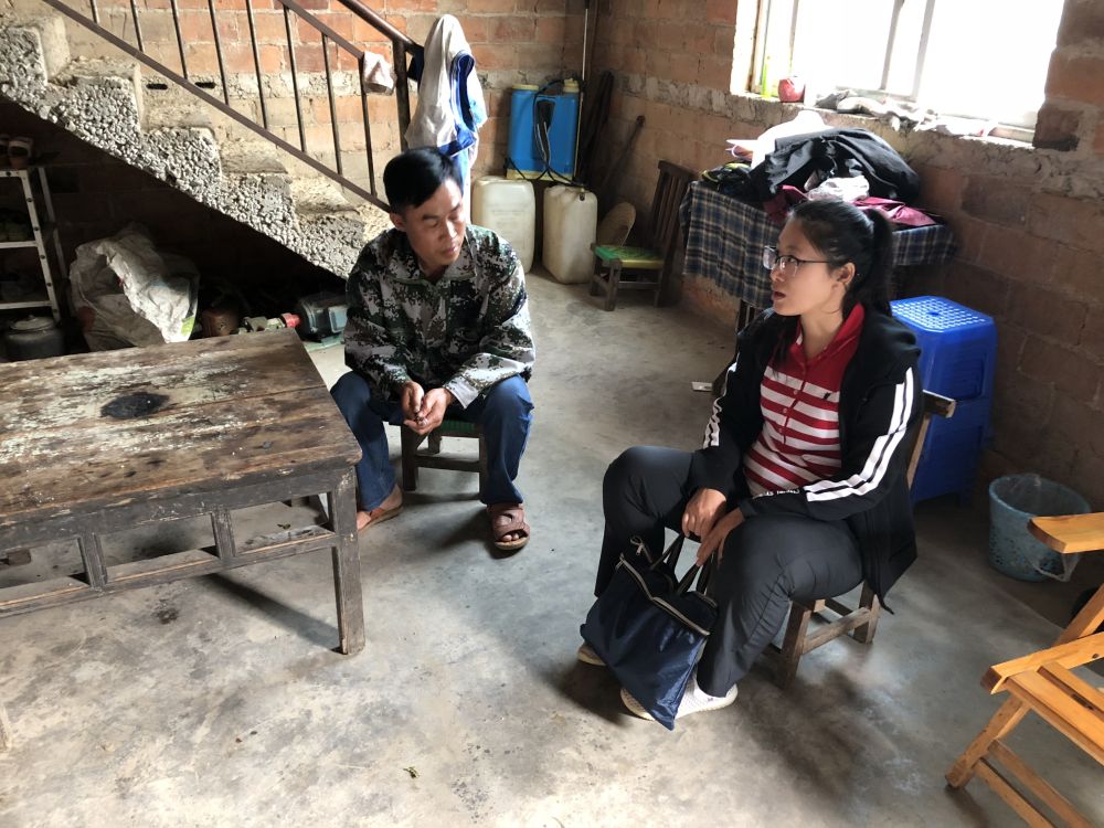 　　广西乐业县百坭村原第一书记黄文秀（右）到村民家中走访（资料照片）。新华社发