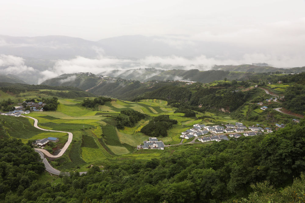 　　这是四川省布拖县乐安乡洛恩村新貌（2019年7月22日摄）。新华社记者 江宏景 摄