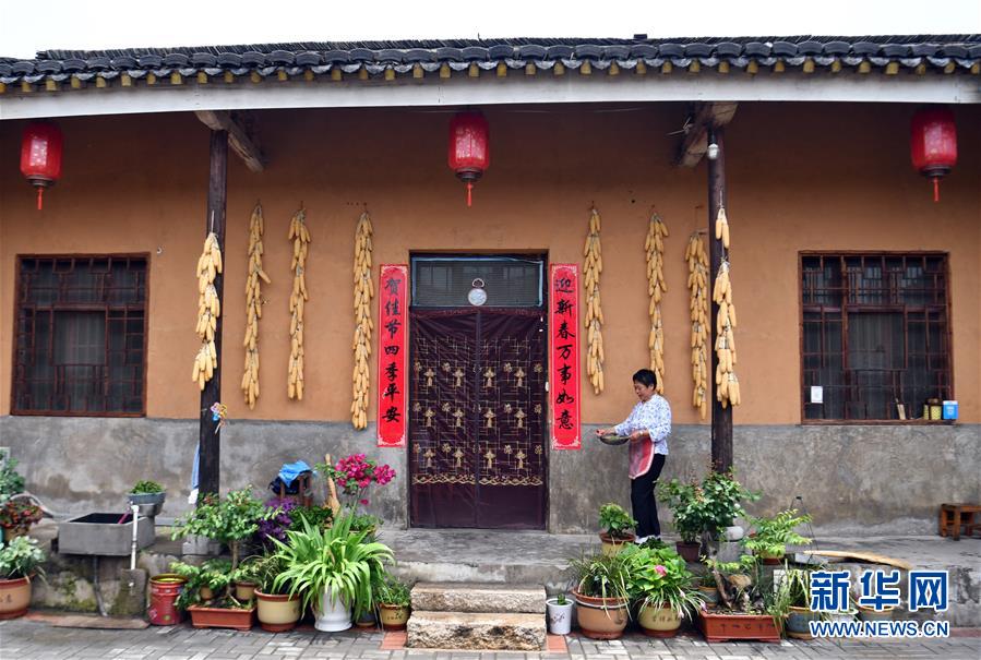 　　在田铺大塆“春临农家”饭店，许秀青将做好的菜端入房间（6月12日摄）。新华社记者 李嘉南 摄